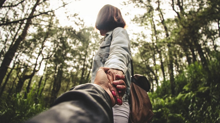 imagen-de-pareja-en-bosque