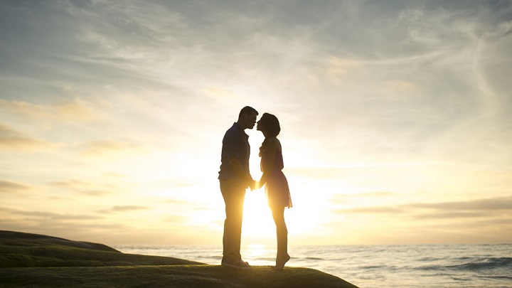 pareja-al-atardecer