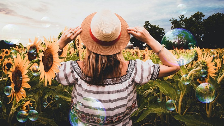 chica-observa-campo-de-girasoles