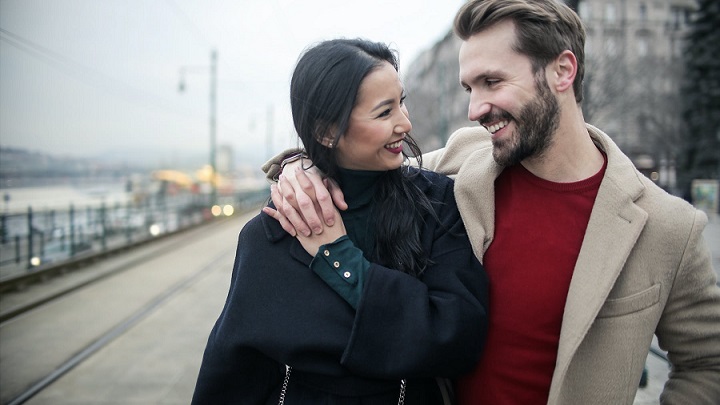 pareja-enamorada-en-la-calle