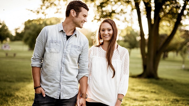 pareja-joven-en-el-parque