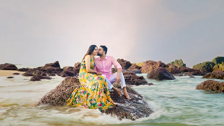 pareja-sobre-las-rocas
