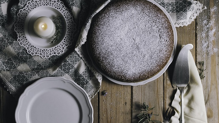 platos-de-cocina-en-la-mesa