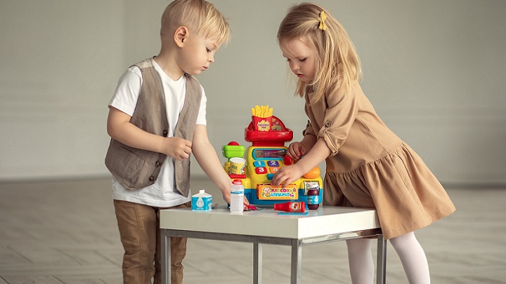 Beneficios de los juegos entre hermanos en la infancia 2 hermanos-juegan-con-juguetes