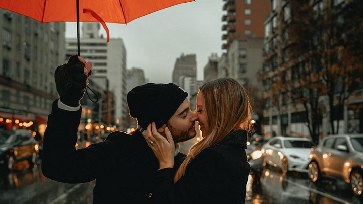 pareja-en-dia-de-lluvia