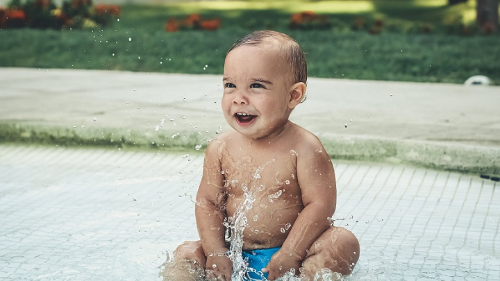 nino-en-la-piscina
