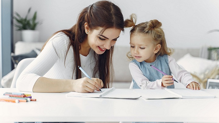 Consejos para mejorar la comunicación con los niños 2 madre-e-hija-hacen-un-dibujo