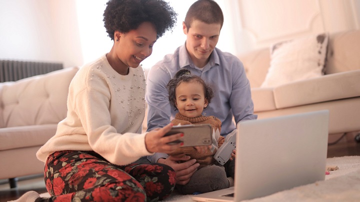 Cómo limitar el tiempo de uso de la tecnología a los niños 2 familia-con-tecnologia