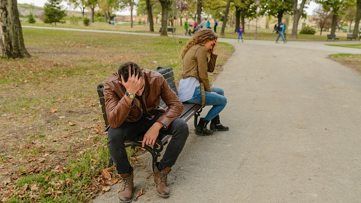 pareja-distanciada-en-el-parque