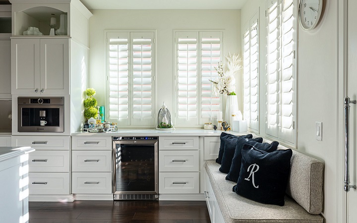 Cómo decorar un hogar con personalidad 4 cocina-blanca-con-un-banco