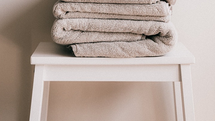 Accesorios y complementos para decorar el cuarto de baño 3 asiento-de-bano-con-toallas
