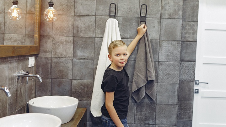Accesorios y complementos para decorar el cuarto de baño 4 nino-en-el-bano