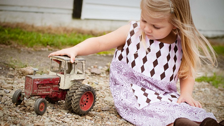 Consejos para elegir los regalos de Navidad para los niños 2 nina-con-tractor-de-juguete