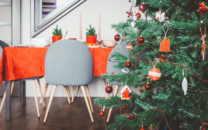 arbol-de-navidad-con-detalles-de-color-naranja