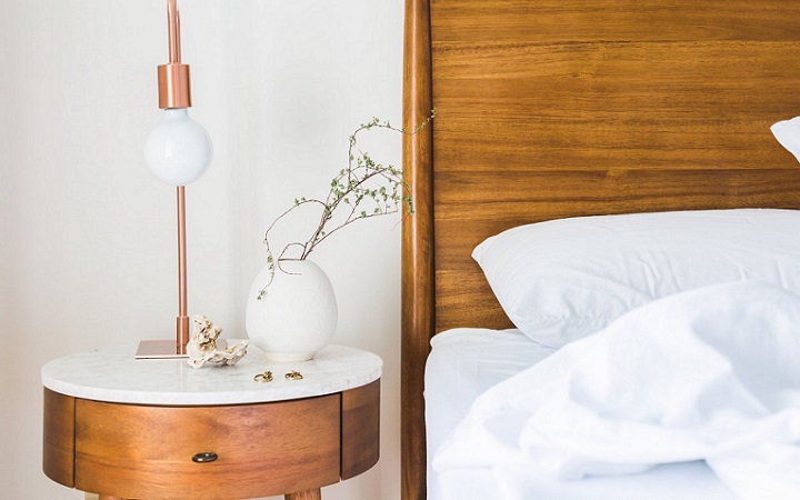 mesita-de-noche-redonda-en-dormitorio
