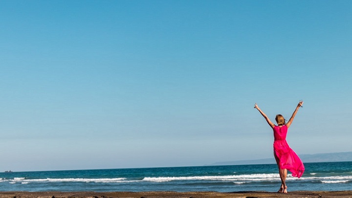 chica-vestida-de-rojo-en-la-playa