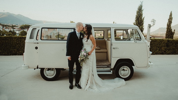 fotografia-de-boda-junto-a-vehiculo