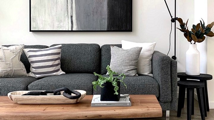 sofa-de-color-gris-junto-a-un-cuadro
