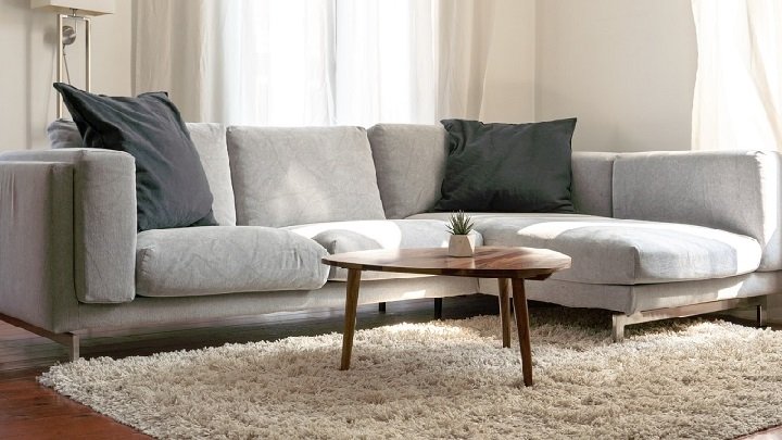 sofa-gris-con-alfombra