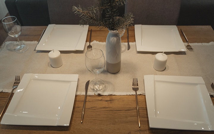 platos-cuadrados-en-la-mesa