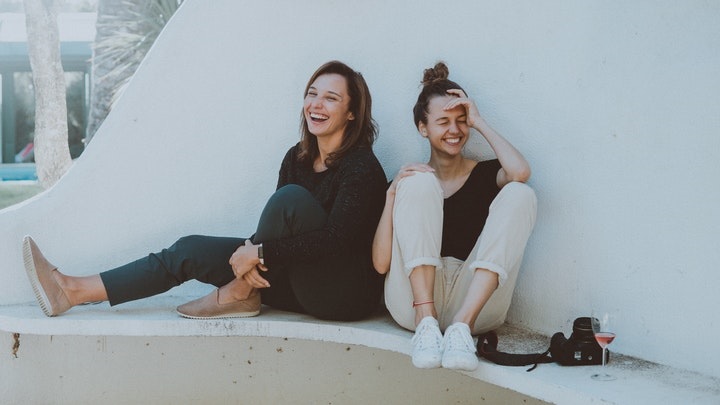 Consejos básicos para conocer gente y hacer amigos 2 dos-amigas-rien-juntas