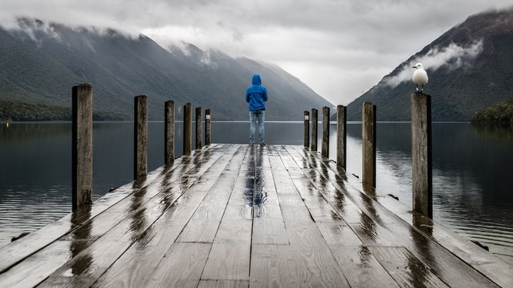persona-observa-el-lago