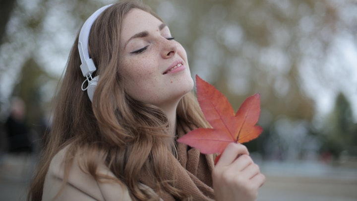 chica-escucha-musica