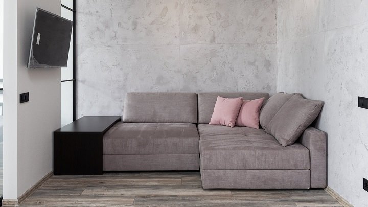 cojines-rosas-sobre-sofa-gris