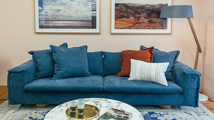 sofa-azul-con-cojines