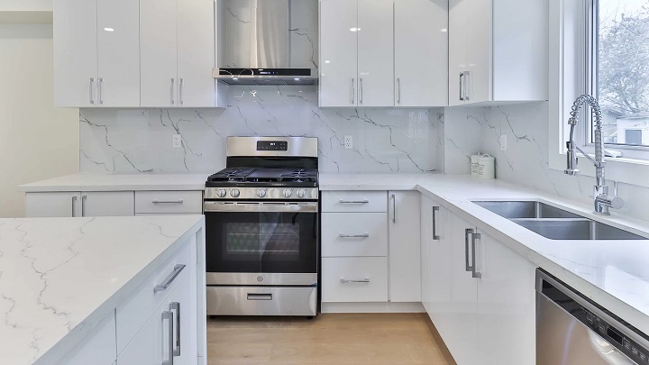 Errores de decoración en cocinas grandes y pequeñas 2 cocina-blanca-con-paredes-de-marmol
