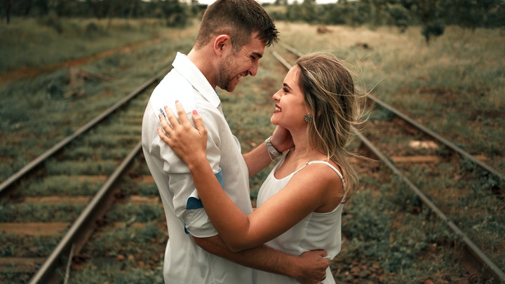 Cómo saber si estás en proceso de enamorarte 2 pareja-en-campo
