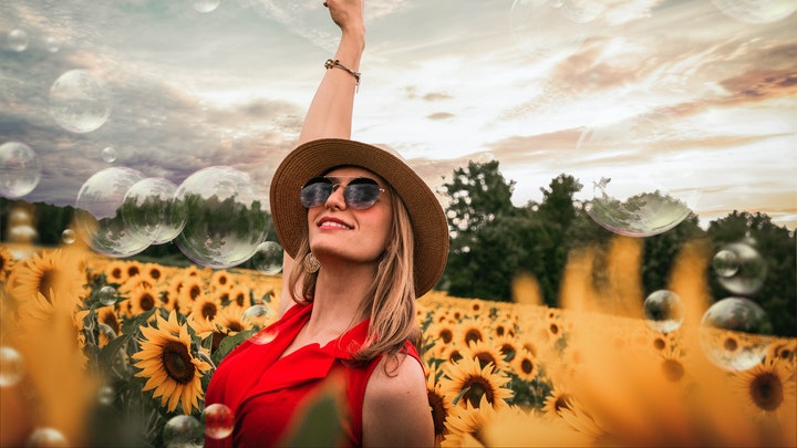 chica-en-campo-de-girasoles