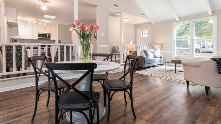 Errores frecuentes en la decoración de segundas residencias 5 mesa-de-comedor-con-flores