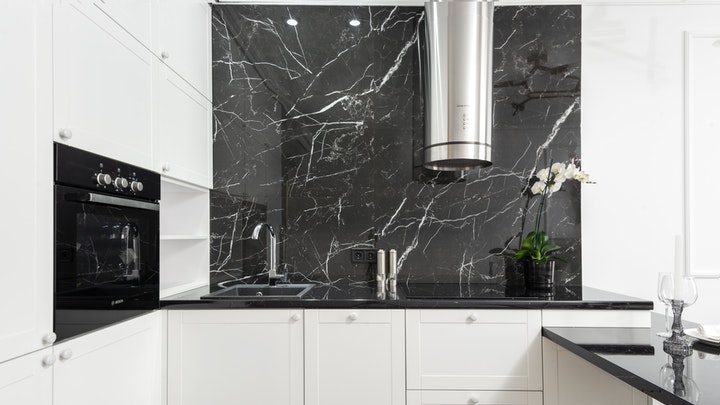 Tendencias de decoración para decorar en verano 2 cocina-con-pared-de-marmol
