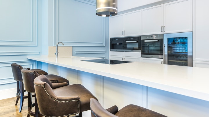 Tendencias de decoración para decorar en verano 6 cocina-con-pared-azul