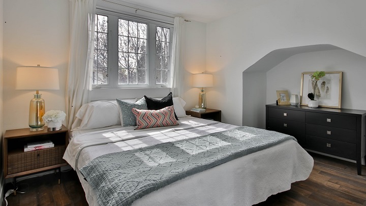 ventana-con-cuartones-en-dormitorio