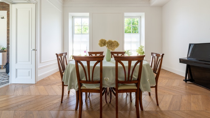 salon-con-grandes-ventanales