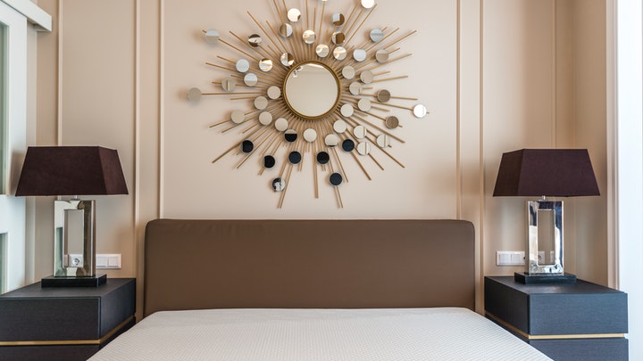 Decoración de paredes con molduras decorativas en el dormitorio 6 espejo-sol-en-dormitorio
