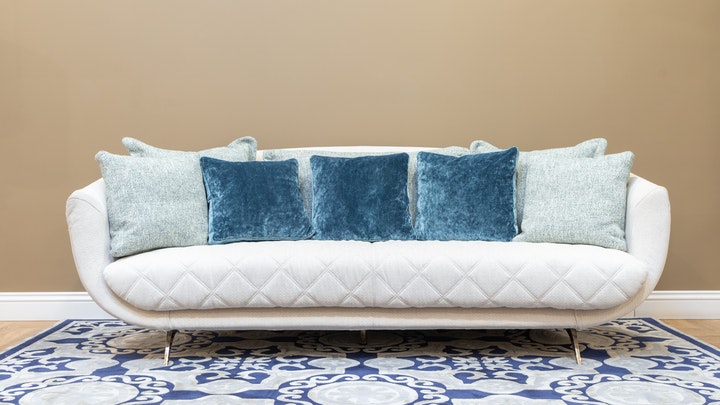 Ideas para poner un sofá grande en un sala pequeña 1 sofa-en-blanco