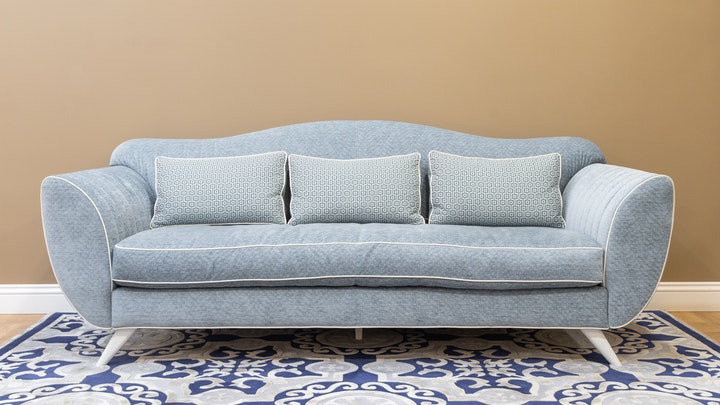 Ideas para poner un sofá grande en un sala pequeña 2 sofa-en-azul-claro