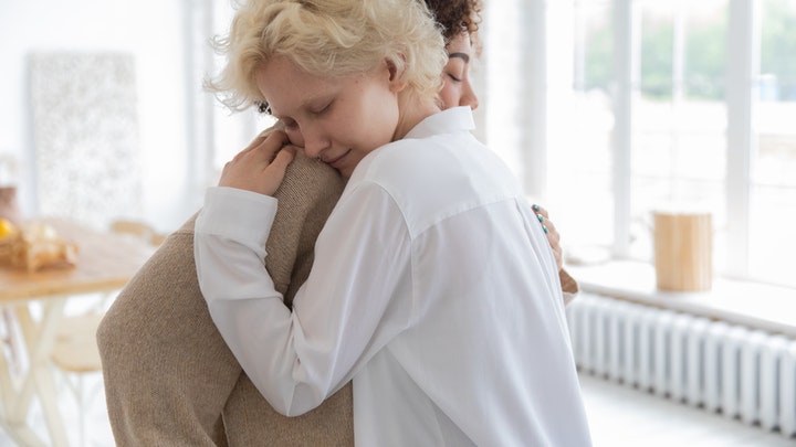 amigas-se-dan-un-abrazo