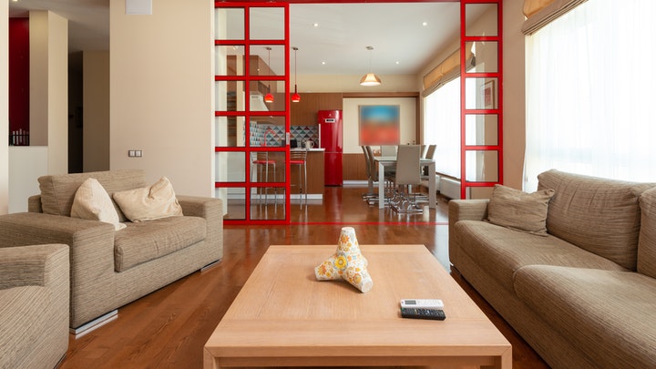 Espacios con ideas para utilizar el rojo en la decoración 2 salon-con-puerta-de-color-rojo