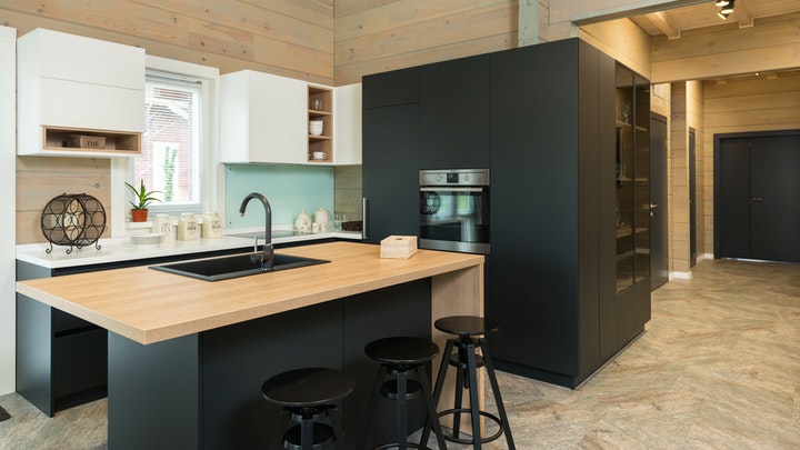 Selección de cocinas bonitas con isla y taburetes altos 5 cocina-con-negro-y-madera