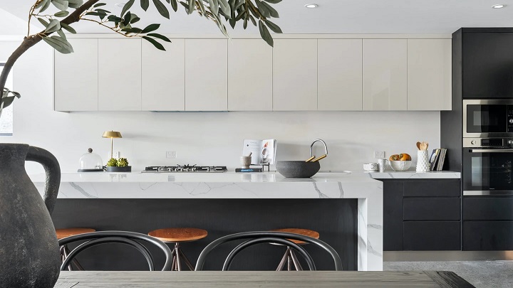 Consejos para decorar una cocina cosmopolita 4 cocina-con-horno-y-microondas