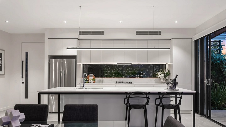 Consejos para decorar una cocina cosmopolita 3 cocina-con-isla-y-taburetes