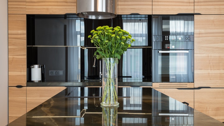 Consejos para tener una cocina con una decoración relajante 3 ramo-de-flores-en-encimera-de-cocina