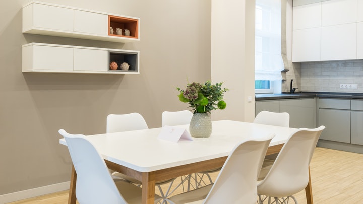 Consejos para tener una cocina con una decoración relajante 8 cocina-con-mesa-y-flores