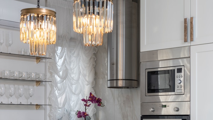 Consejos para tener una cocina con una decoración relajante 6 lamparas-bonitas-situadas-de-forma-simetrica