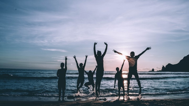 grupo-de-amigos-al-anochecer