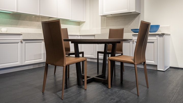 Ideas sencillas para actualizar la decoración de la cocina 6 conjunto-de-mesa-y-sillas-en-la-cocina